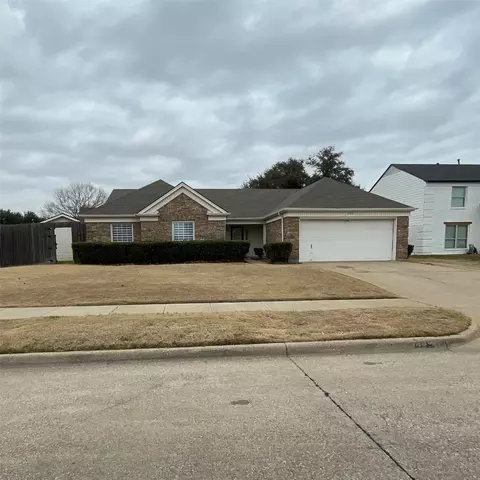204 Commonwealth Cir, Grand Prairie, TX 75052