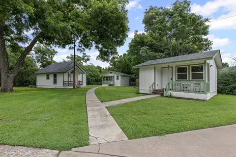 512 N Travis St, Granbury, TX 76048