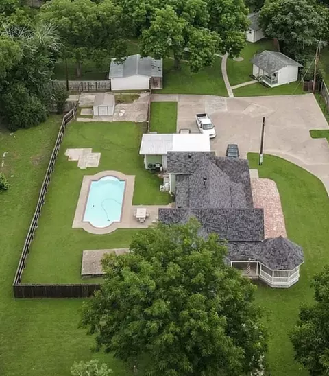 512 N Travis St, Granbury, TX 76048