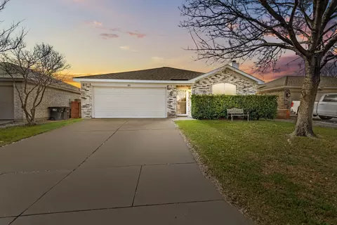 8113 E Summer Trail Dr, Fort Worth, TX 76137