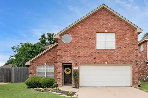 400 Harwood Cir, Euless, TX 76039