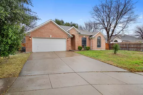 5929 Lakeview Ct, Haltom City, TX 76137