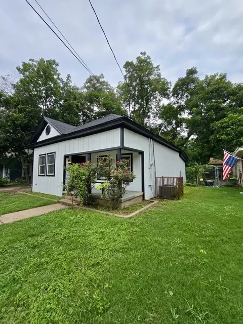 212 W Brown St, Cleburne, TX 76033