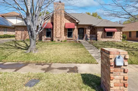 524 Highland Park Dr, Hurst, TX 76054