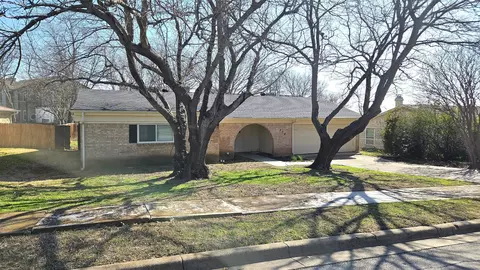 304 Lochness Ct, Benbrook, TX 76126