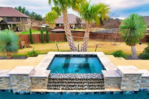 923 Southwestern Dr, Cedar Hill, TX 75104