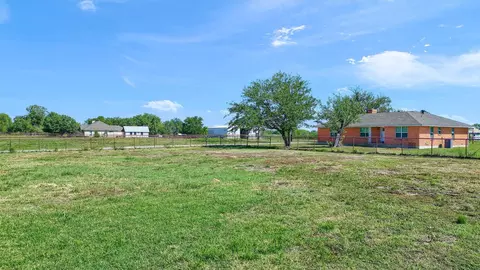 7932 Lights Ranch Rd, Pilot Point, TX 76258