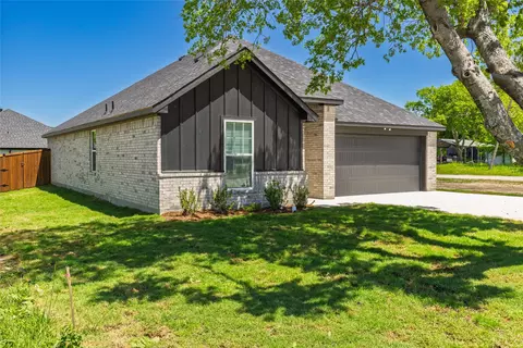 Exterior - 307 E Sanger St, Celeste, TX 75423 photo 4 of 6