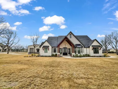 2008 Skymaster Dr, Granbury, TX 76049