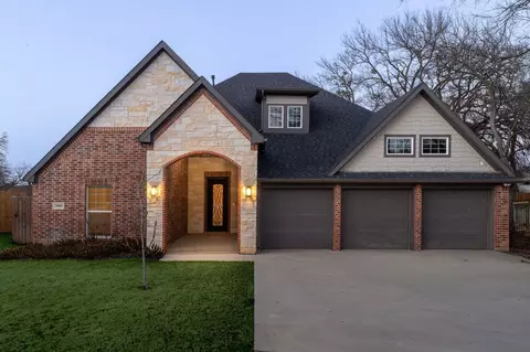 306 Oakwood Dr, Euless, TX 76040