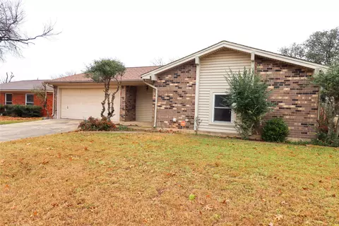 829 Barkridge Trl, Burleson, TX 76028