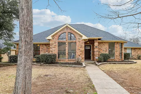 2106 Pleasant Dr, Ennis, TX 75119