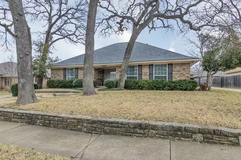 712 Shady Ln, Bedford, TX 76021
