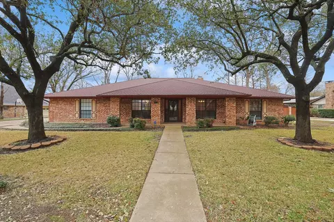 3816 Cambridge Cir W, Bedford, TX 76021