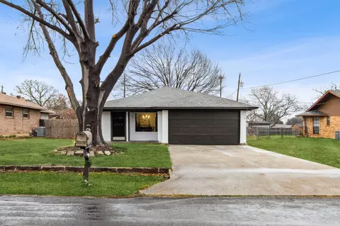 1721 Oak Hill Dr, Corinth, TX 76210
