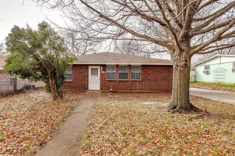 7917 Downe Dr, White Settlement, TX 76108