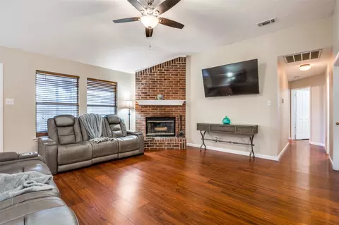 919 Sharp Dr, Cedar Hill, TX 75104 photo 3
