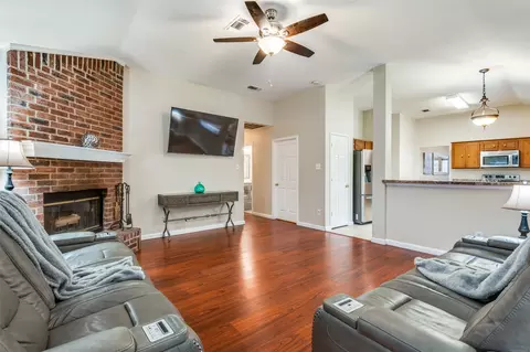 919 Sharp Dr, Cedar Hill, TX 75104 photo 2