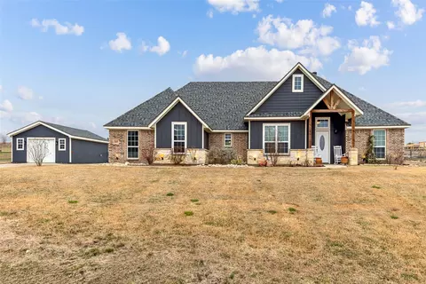 1015 Cloudy Ct, Weatherford, TX 76085