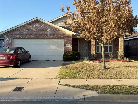 3233 Royal Crest Dr, Fort Worth, TX 76140