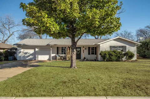 7505 Maple Dr, North Richland Hills, TX 76180