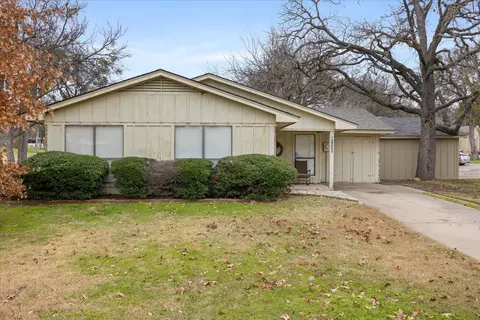 5021 Country Club Dr, Granbury, TX 76049