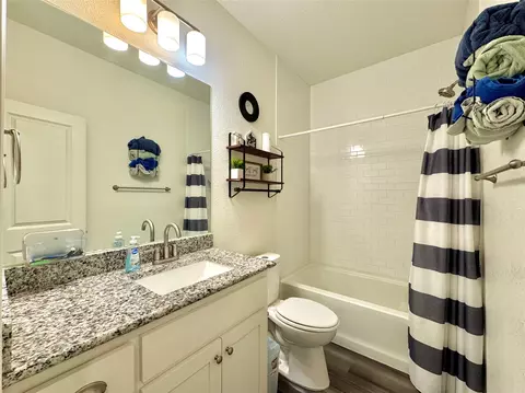 Bath - 2020 Clay St, Mabank, TX 75147 photo 3 of 3
