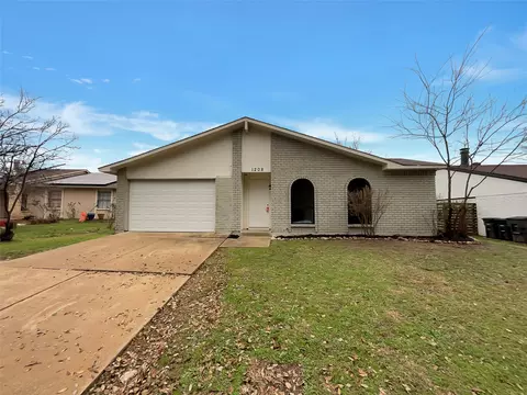 1208 Steinburg Ln, Fort Worth, TX 76134