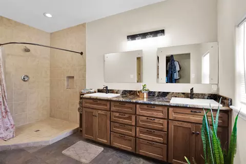 Bath - 263 Esquire Dr, Denison, TX 75021 photo 1 of 2