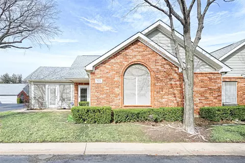 925 Bridges Dr, Arlington, TX 76012