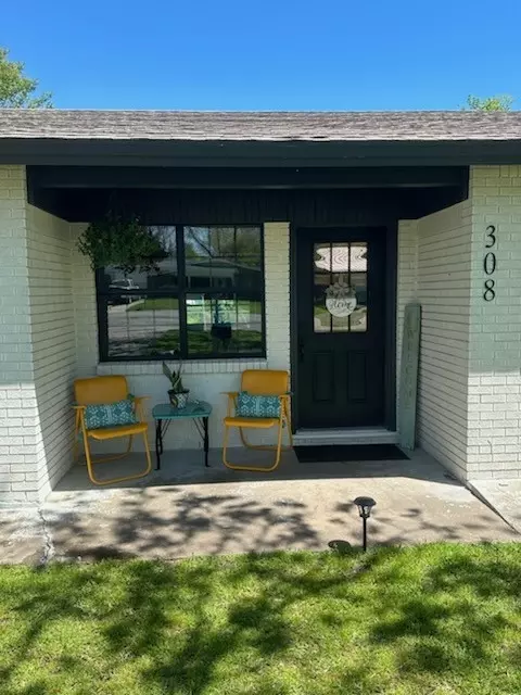 308 Woodlawn Dr, Comanche, TX 76442