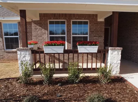 717 Raylan St, Springtown, TX 76082 photo 4