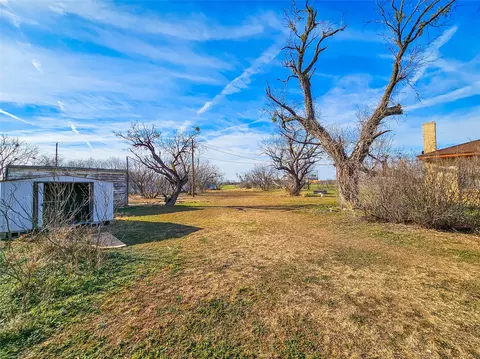 Exterior - 114 Scott St, Tye, TX 79563 photo 6 of 9