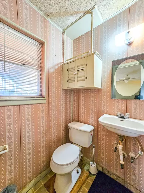 Bath - 114 Scott St, Tye, TX 79563 photo 2 of 2