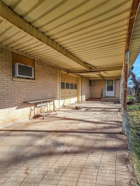 Exterior - 114 Scott St, Tye, TX 79563 photo 3 of 9
