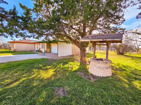 Exterior - 114 Scott St, Tye, TX 79563 photo 2 of 9