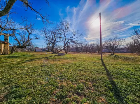 Exterior - 114 Scott St, Tye, TX 79563 photo 8 of 9