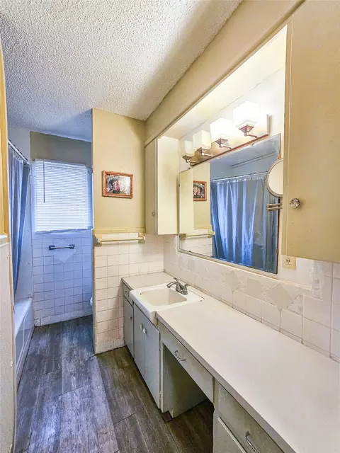 Bath - 114 Scott St, Tye, TX 79563 photo 1 of 2