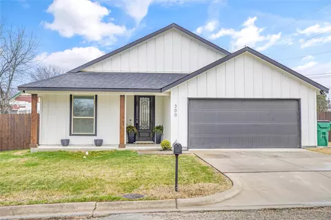 300 W College St, Jacksboro, TX 76458