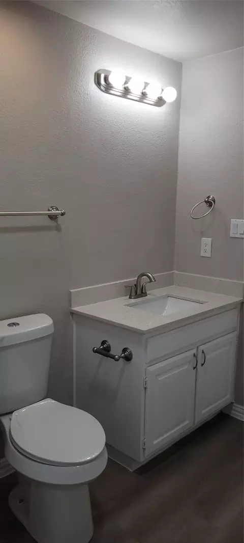 Bath - 1501 Cedar Elm Dr, Euless, TX 76039 photo 3 of 4