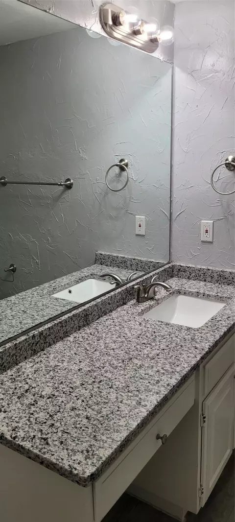 Bath - 1501 Cedar Elm Dr, Euless, TX 76039 photo 4 of 4