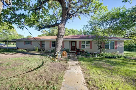 604 W Sherman St, Chico, TX 76431