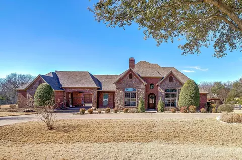 8201 Deerwood Forest Dr, Fort Worth, TX 76126