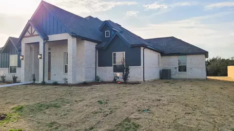 1924 Barrix Ln, Desoto, TX 75115