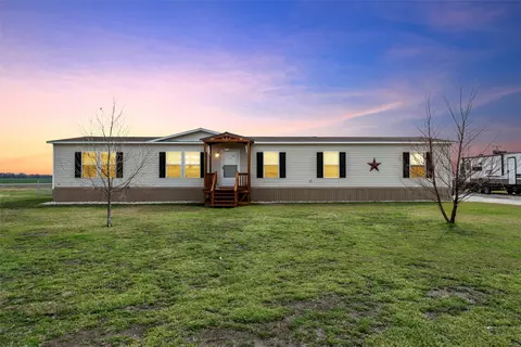 143 W Weinberger Rd, West, TX 76691