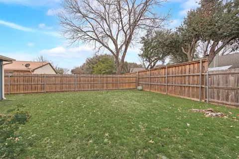 Exterior - 400 Moss Hill Ln, Euless, TX 76039 photo 4 of 5