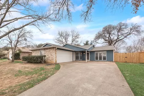 Exterior - 400 Moss Hill Ln, Euless, TX 76039 photo 2 of 5