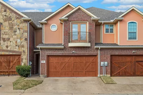 221 Corinna Ct, Hurst, TX 76053