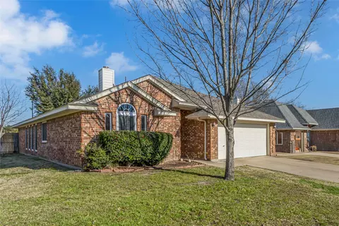 308 Parkview Dr, Saginaw, TX 76179
