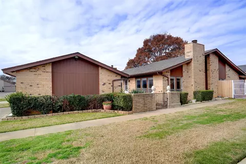 905 Shady Creek Ln, Bedford, TX 76021